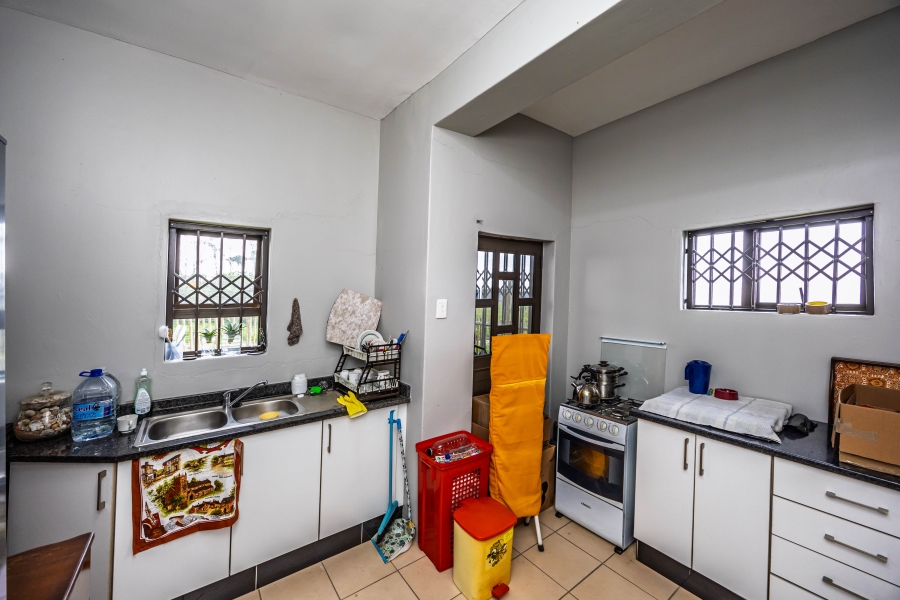 To Let 5 Bedroom Property for Rent in Cove Rock Eastern Cape